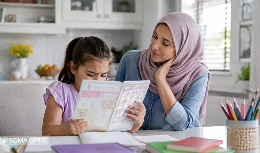 از کجا بفهمیم کودک به عینک نیاز دارد